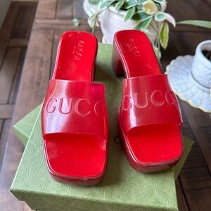 Gucci rubber slip on platform heels size 37